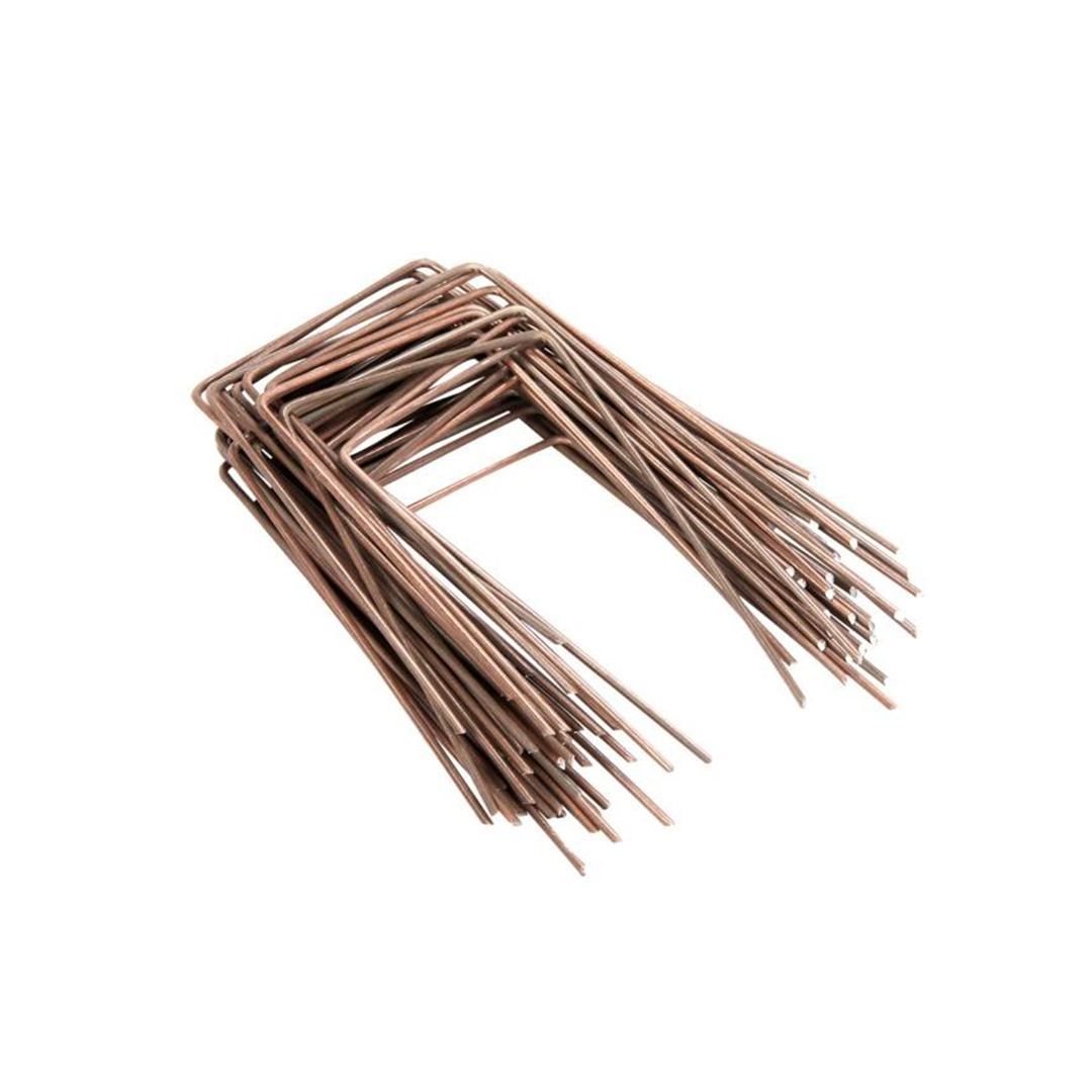 Copper-Coated Groundcover Staples – A bundle of copper-coated groundcover staples, stacked together, showcasing their sharp, bent ends designed for securing landscape fabric, mulch, and weed barriers. The copper finish provides durability and rust resistance for outdoor use.